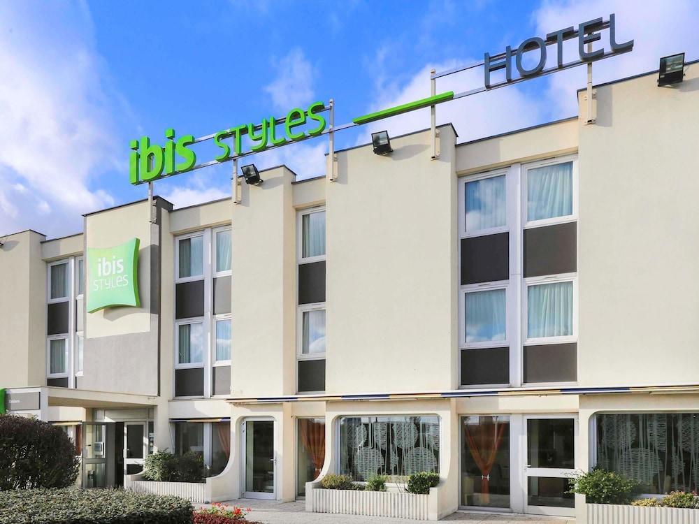 Отель Ibis Styles Orleans Ла-Шапель-Сен-Мемен Экстерьер фото