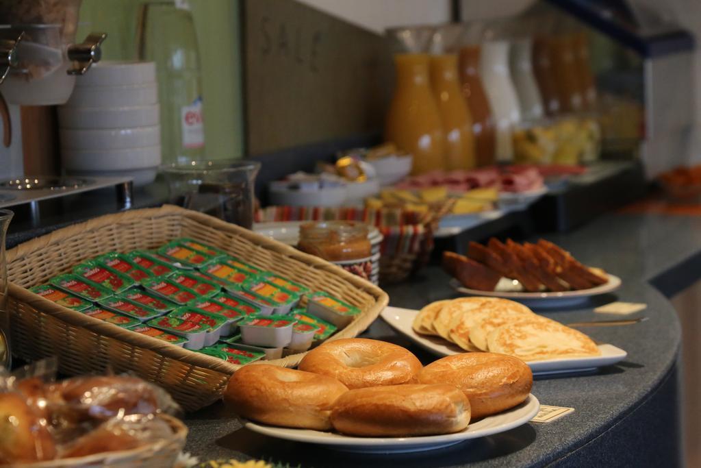 Отель Ibis Styles Orleans Ла-Шапель-Сен-Мемен Экстерьер фото