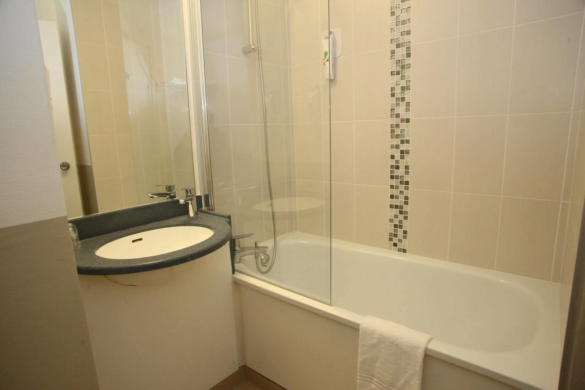 Отель Ibis Styles Orleans Ла-Шапель-Сен-Мемен Экстерьер фото