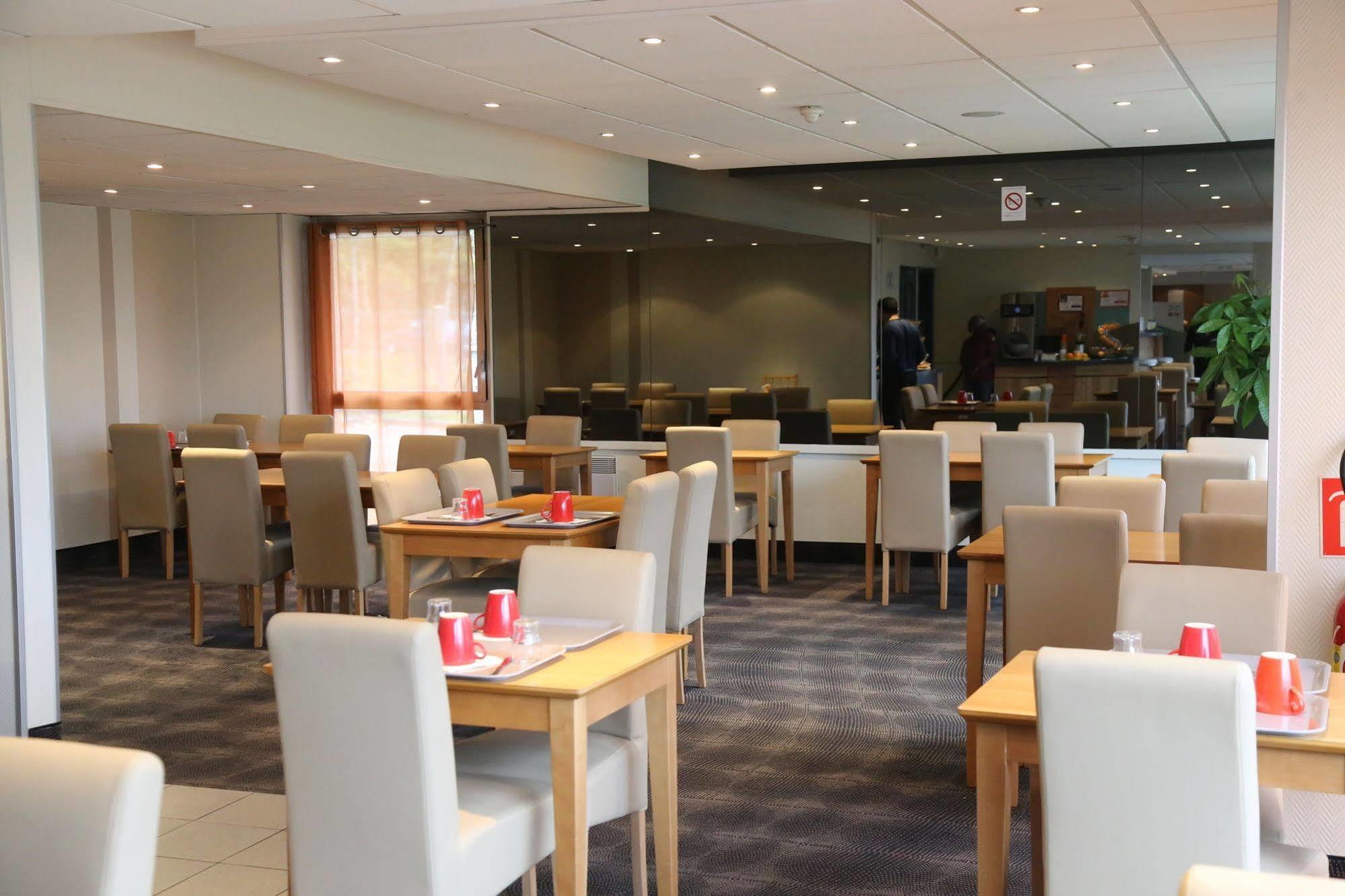 Отель Ibis Styles Orleans Ла-Шапель-Сен-Мемен Экстерьер фото