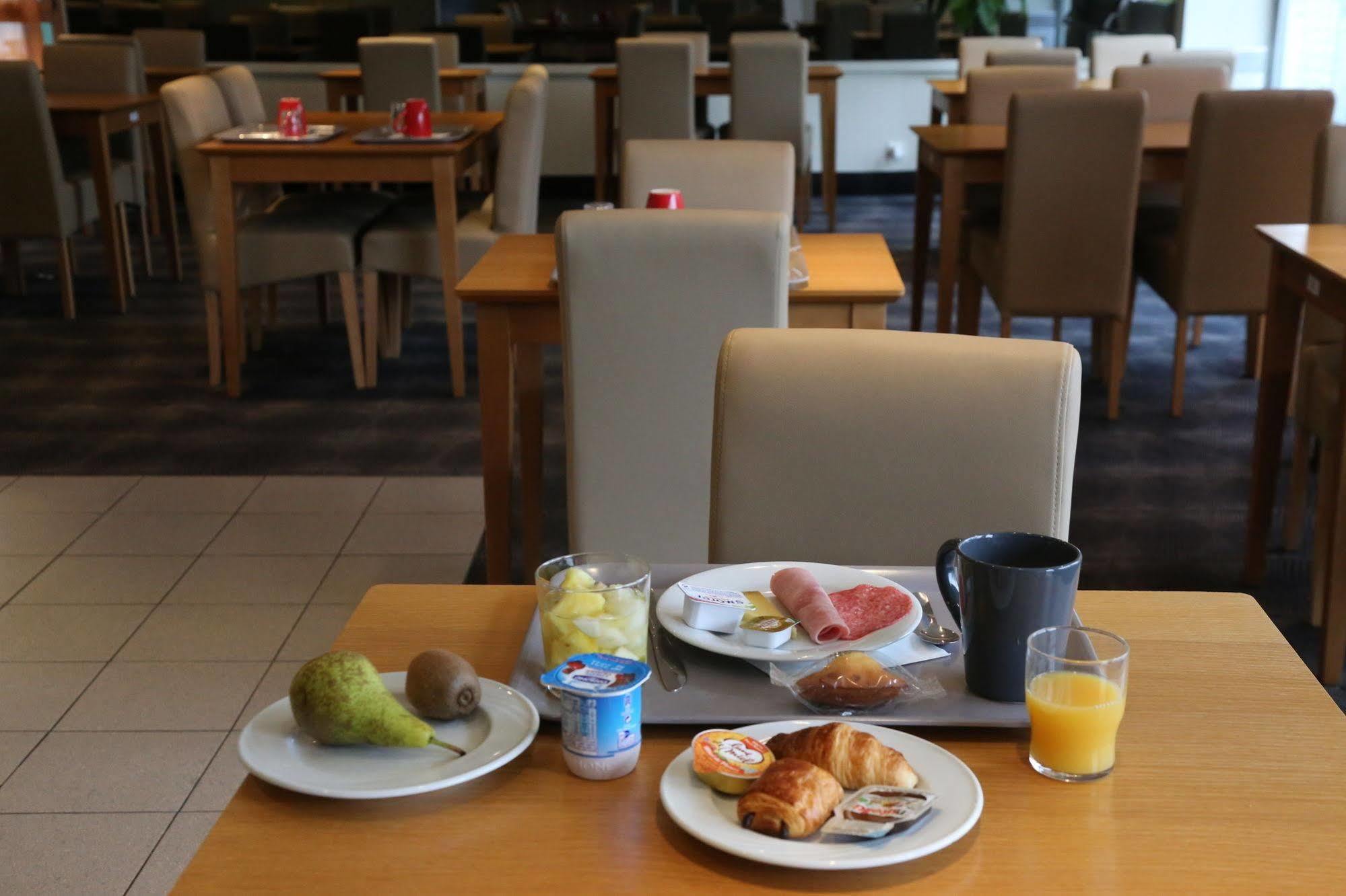 Отель Ibis Styles Orleans Ла-Шапель-Сен-Мемен Экстерьер фото